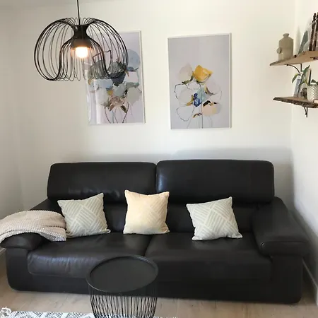 Schoene 1,5 Mit Aussenterrasse, Small 1,5 Flat With An Outside Terrace *
