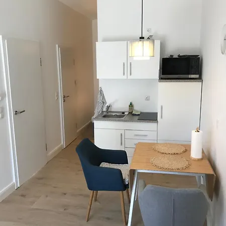 Schoene 1,5 Mit Aussenterrasse, Small 1,5 Flat With An Outside Terrace *