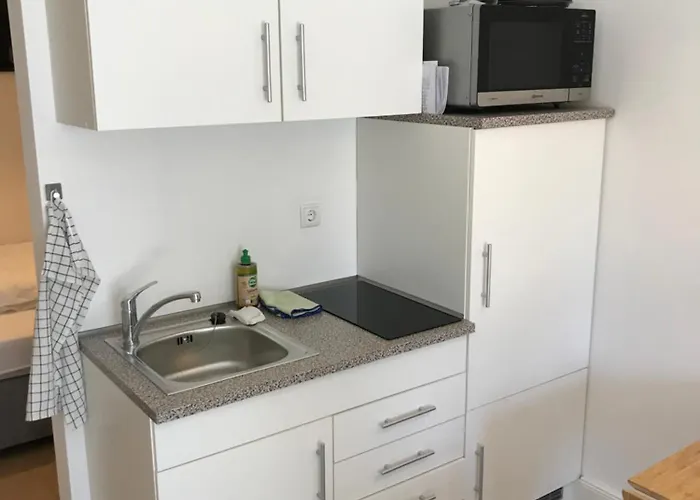 Schoene 1,5 Mit Aussenterrasse, Small 1,5 Flat With An Outside Terrace Weichs